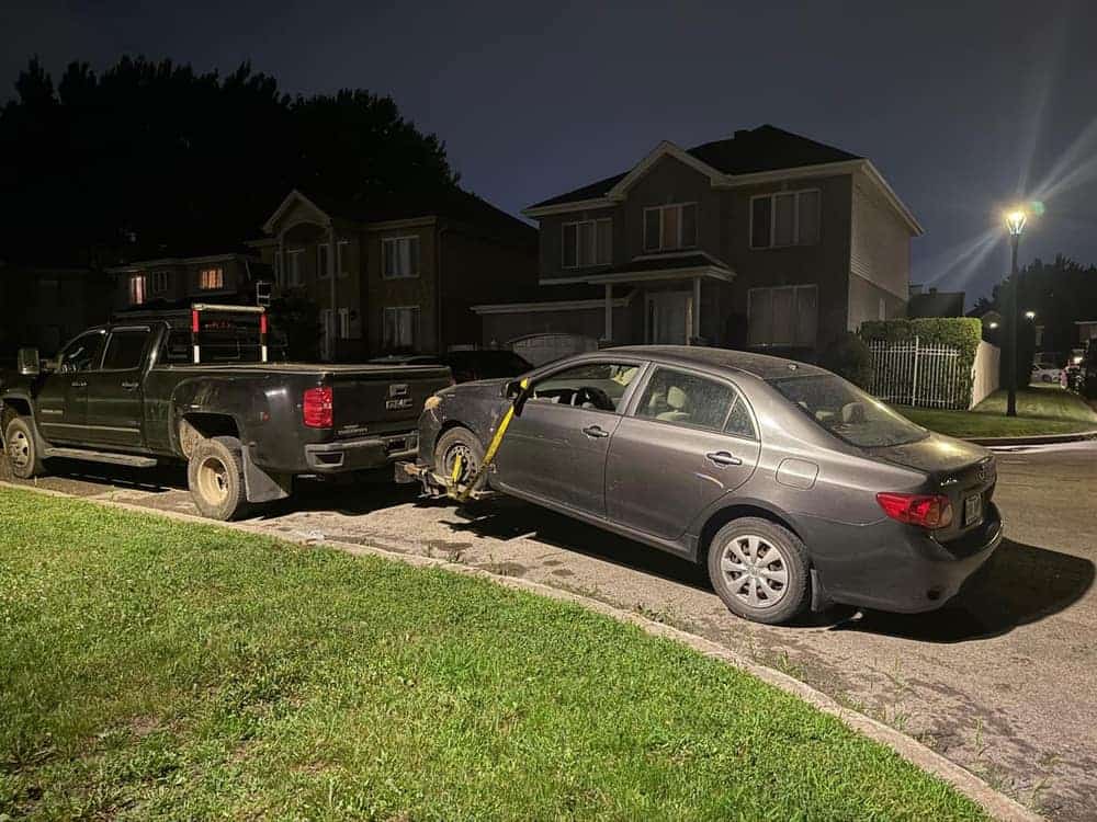 Enlèvement d'une auto en soirée devant une résidence de la Rive-Nord