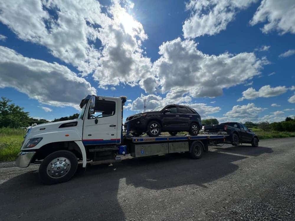 Plateau de Recyclage Autos B2 chargé d'un VUS, prêt à repartir vers la cour de Mascouche
