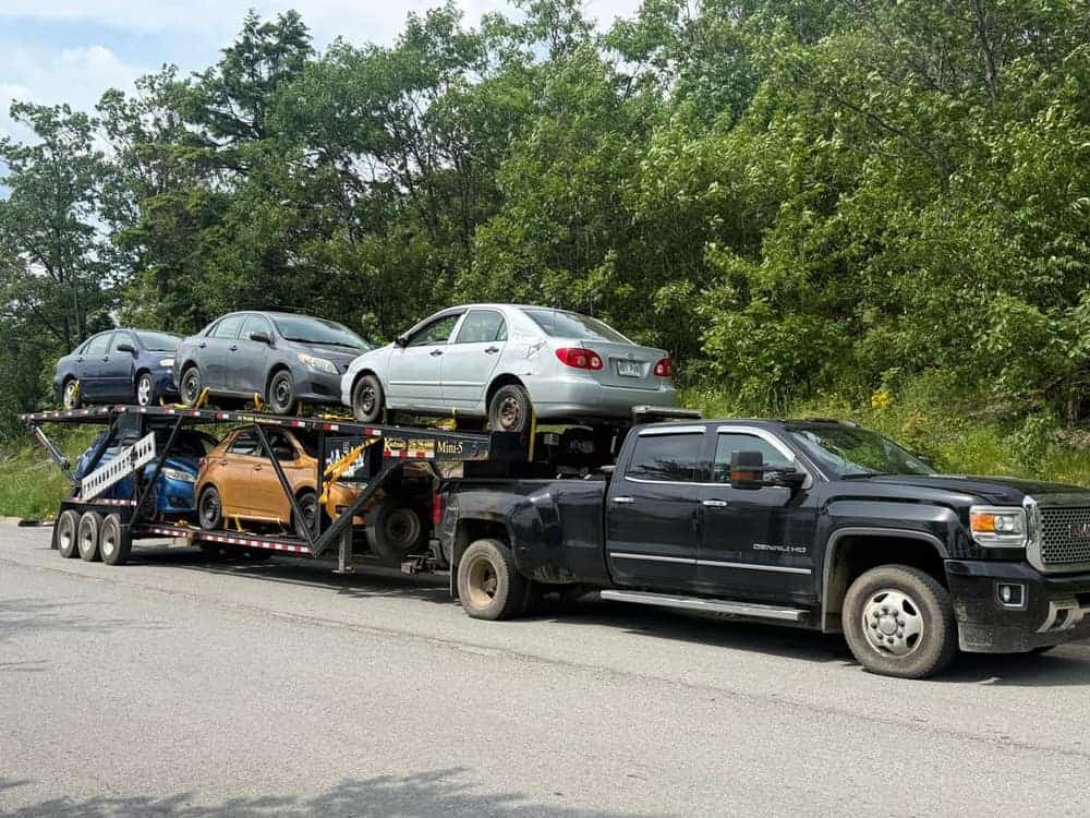 Remorque de Recyclage Autos B2 transportant cinq véhicules en fin de vie sur la Rive-Nord